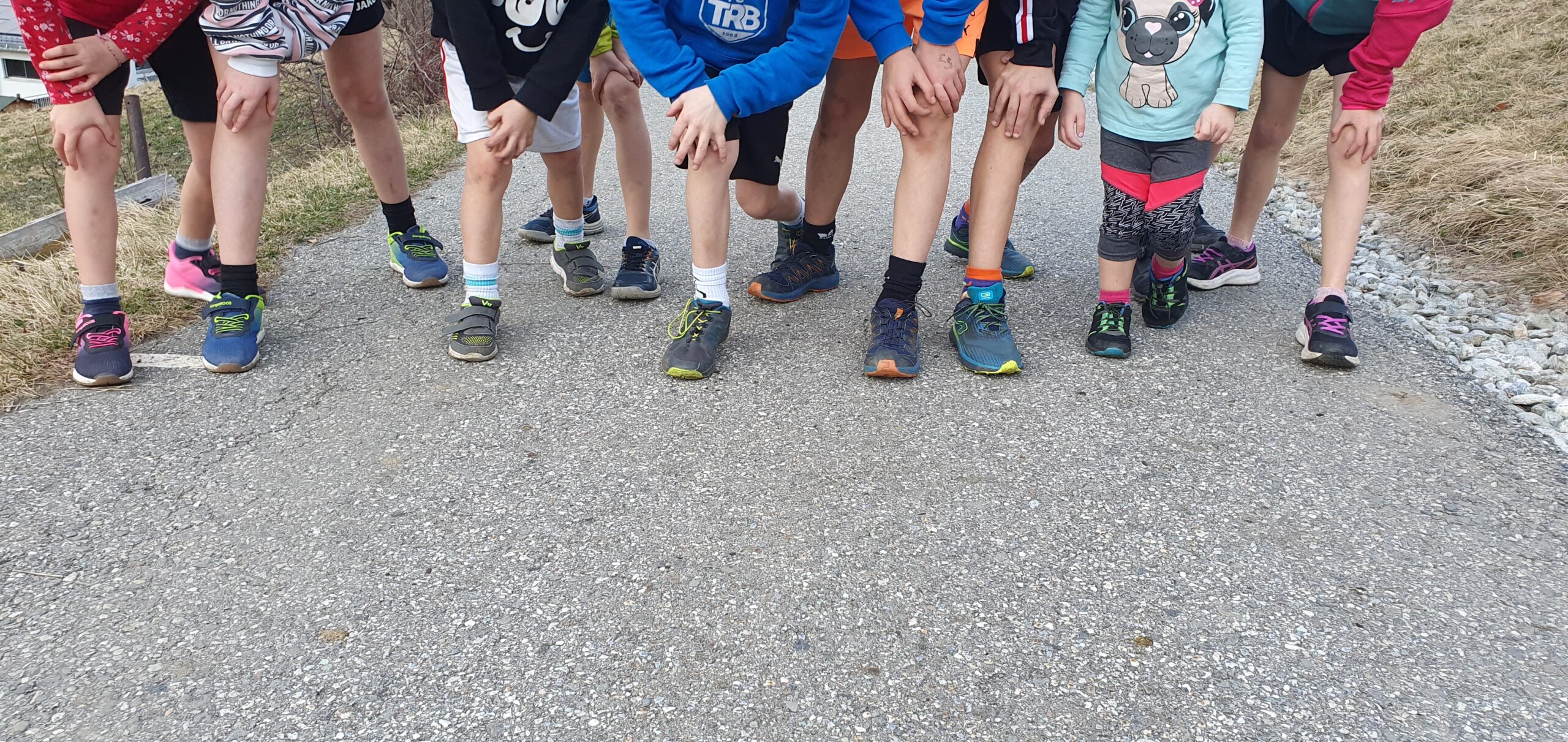 Kinderfüsse am Start eines Rennens